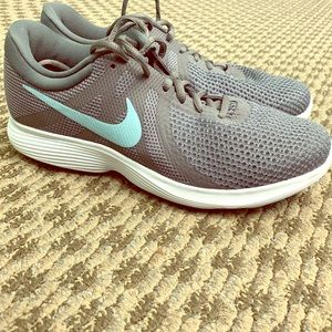 Nike Revolution 4 tennis shoes